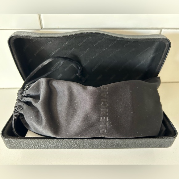 BALENCIAGA gold cat eye sunglasses. Brand new with authenticity card - Picture 3 of 7